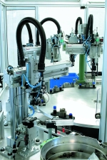 In the mounting stations, the fluidic fittings are processed according to version and size